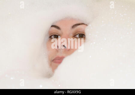 Frau und Schaum. Stockfoto