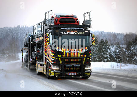 Salo, Finnland - 26. Januar 2019: einzigartiges Fahrzeug carrier Scania R 650 Der kuljetus J. Kivi hols Autos auf der Straße an einem verschneiten Nachmittag im Süden Finnlands. Stockfoto