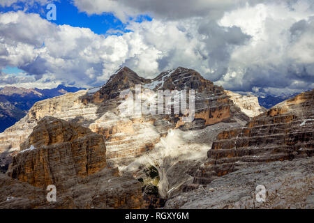 Schöne Schatten an einem bewölkten Tag in Dolomiten, Italien, von der Punta Sud, einem der Gipfel der Fanes Gruppe gesehen Stockfoto