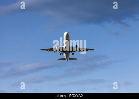 Fliegendes Passagierflugzeug Vorbereitung an Land Stockfoto