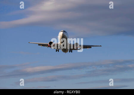 Fliegendes Passagierflugzeug Vorbereitung an Land Stockfoto
