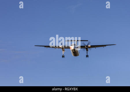 Fliegende Flugzeuge zur Landung vorbereiten Stockfoto