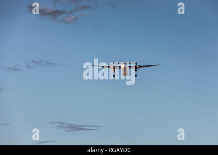 Fliegende Flugzeuge zur Landung vorbereiten Stockfoto