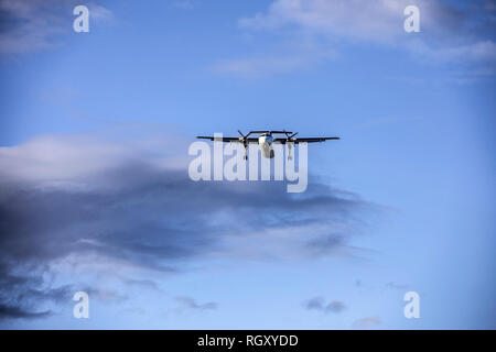 Fliegende Flugzeuge zur Landung vorbereiten Stockfoto