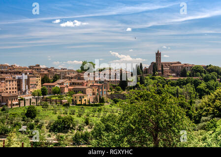 Blick auf Siena mit der Basilika San Clemente Stockfoto