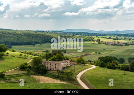 Blick auf die toskanische Landschaft von den Wällen Monteriggioni in der Provinz von Siena Stockfoto