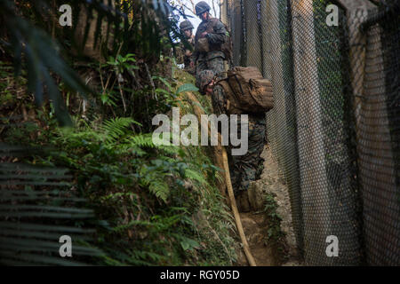 Us-Marines aus dem Marine Corps Installationen Pacific (MCIPAC) Durchführung von jährlichen Wieder im Sattel (BITS) Training im Camp Hansen, Okinawa, Japan, Jan. 30, 2019. BITS ist für Marines ihre jährlichen Schulungen ordnungsgemäß zu erfüllen. In diesem Jahr gab MCIPAC die Marines ihre Klassen, während sie durch eine Ausdauer Kurs laufen eine einzigartige Erfahrung zu bieten, während noch die Durchführung von Schulungen. (U.S. Marine Corps Foto von Lance Cpl. Kameron Herndon) Stockfoto