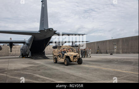 Japan Air Verteidigung-kraft Flieger und US-Mitglieder nehmen an einem MC-130H Combat Talon II Infiltration und Exfiltration Demonstration 19.11.2018, während der 2018 die bilateralen Austausch an der Kadena Air Base, Japan. Die Veranstaltung umfasste professionelle Weiterentwicklung Seminare, Training, eine historische Tour und Teambuilding. (U.S. Air Force Foto: Staff Sgt. Micha, Anthony) Stockfoto