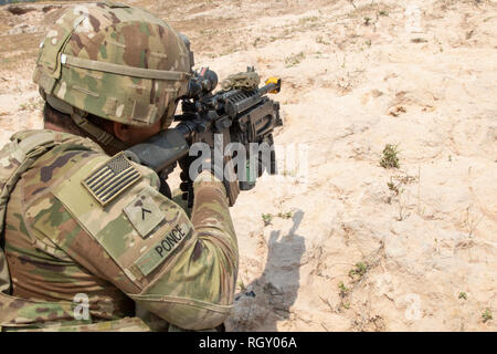 Ein Soldat mit 5 Bataillon, 20 Infanterie Regiment, zieht die Sicherheit während Squad training Jan. 29, 2019, am Klong Kluea, Thailand. Übung Hanuman Gaurdian baut Bereitschaft, harte, realistische Training mit den USA und Royal Thai Army. Soldaten beider Nationen Zug zusammen und teilen Taktiken für ein besseres Verständnis und die Interoperabilität zwischen den beiden Armeen. (U.S. Armee Foto: Staff Sgt. Samuel Northrup) Stockfoto