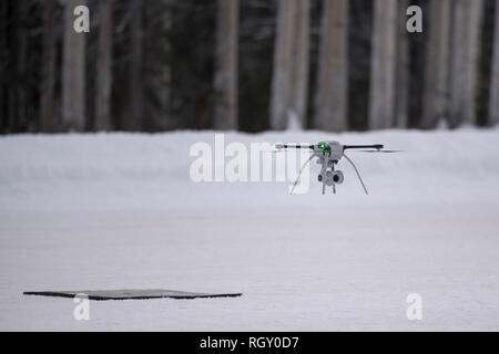 Us Air Force Bauingenieure Fliegen eine kleine, unbemannte Flugzeuge System bei einem neu angenommenen Schnelle Flugplatz Damage Assessment System Ausbildung bei Joint Base Elmendorf-Richardson, Alaska, Jan. 23, 2019. Während der ersten Woche des Trainings, Flieger konzentriert sich auf das Erlernen der SUAS zu fliegen. Während der zweiten Woche lernten Sie die radas Mission zu fliegen während der Verwendung der SUAS Systeme. (U.S. Air Force Foto von Airman 1st Class Crystal A. Jenkins) Stockfoto