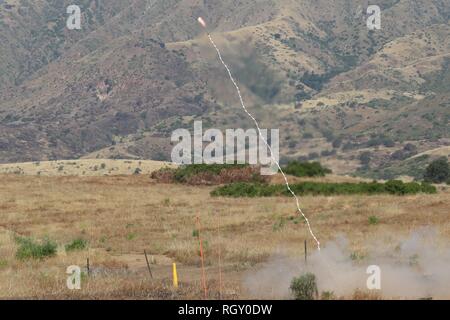 170503-N-HW 977-368 Camp Pendleton, Calif (3. Mai 2017) eine Anti-personen Hindernis gegen System (APOBS) Ist bei einem Test und Bewertung gestartet. APOBS ist eine Länge von Sprengschnur mit Granaten, die über ein Hindernis oder minenfeld von einer Rakete durchgeführt ist ein sicherer Weg zu löschen. NSWC Corona Personal erhobenen Daten, während die Marines vom 1 Combat Engineer Battalion, Camp Pendleton, Calif. und Marine die Beseitigung von Explosivstoffen Techniker, in San Diego, Calif., kritische Unterstützung bei der Vorbereitung und Durchführung des Systems zur Verfügung gestellt. (U.S. Marine Foto von Greg Vojtko/Freigegeben) Stockfoto