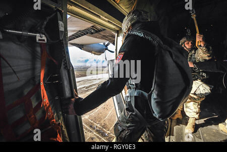 Ein jumpmaster Schule Lehrer zu den Zerstreuten und Ranger Training Brigade in Fort Benning, Georgia zugewiesen, Erhebungen in Norditalien vor der Bereitstellung von Fallschirmjägern aus der US Air Force C-130 am 24. Januar 2019. Stockfoto