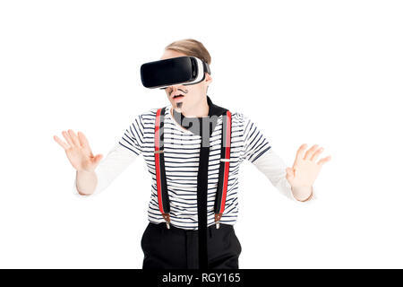 Mann mit Schnurrbart mit Virtual reality Headset isoliert auf weißem Stockfoto