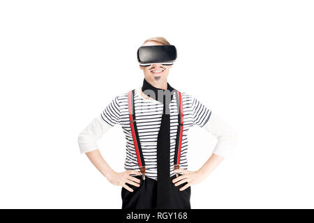Freundliche Mann mit Schnurrbart mit Virtual reality Headset isoliert auf weißem Stockfoto
