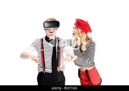 Mann mit Schnurrbart mit Virtual reality Headset in der Nähe Angst Freundin isoliert auf weißem Stockfoto