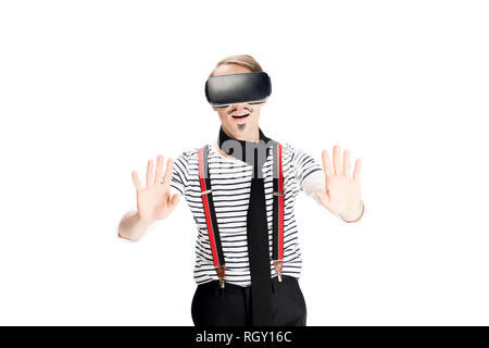 Lächelnder Mann mit Schnurrbart mit Virtual reality Headset isoliert auf weißem Stockfoto