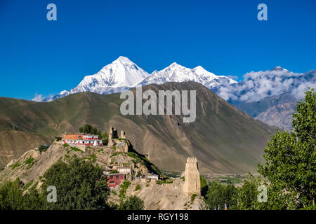 Panoramablick auf das Luftbild auf dem Kloster das Dorf mit den Ruinen der alten Festung, die schneebedeckten Gipfel des Mt. Dhaulagiri in der Ferne Stockfoto