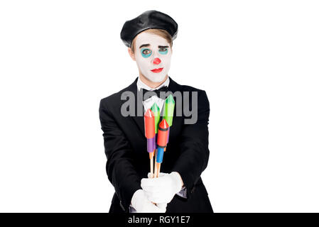 Clown in Anzug holding Böller isoliert auf weißem Stockfoto