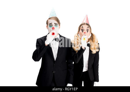 Paar Clowns in Anzügen einblasen Geburtstag Gebläse isoliert auf weißem Stockfoto