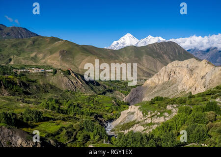 Panoramablick auf das Luftbild auf der landwirtschaftlich genutzten Umgebung des Dorfes mit grünen Gerste Felder, die schneebedeckten Gipfel des Mt. Dhaulagiri in der DISTA Stockfoto