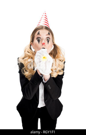 Weibliche Clown in Anzug Blasen in Geburtstag Gebläse isoliert auf weißem Stockfoto