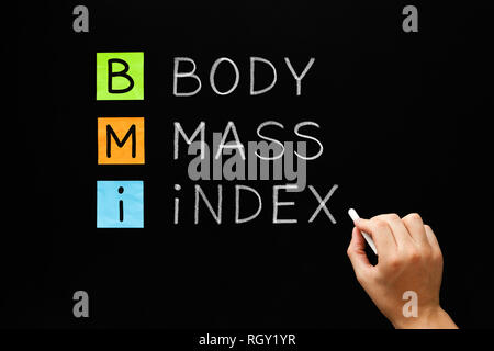 Hand schreiben BMI - Body Mass Index Akronym mit weißer Kreide auf Tafel. Stockfoto