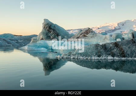 Island, Jokulsarlon Lagune mit sehr große Blöcke von Glacier Felsen und Blue Ice in ruhigem Wasser Stockfoto