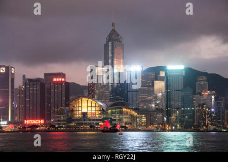 Wan Chai, chinesischen Dschunke, Skyline, Victoria Hafen bei Nacht, Hong Kong Island, Hong Kong, China Asien Stockfoto