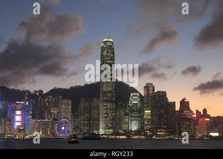 International Finance Center (IFC), Chinesische Dschunke, Skyline, Victoria Hafen bei Nacht, Hong Kong Island, Hong Kong, China Asien Stockfoto