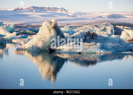 Island, Jokulsarlon Lagune mit sehr große Blöcke von Glacier Felsen und Blue Ice in ruhigem Wasser Stockfoto