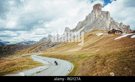 Motorrad an Giau, Dolomiten Stockfoto
