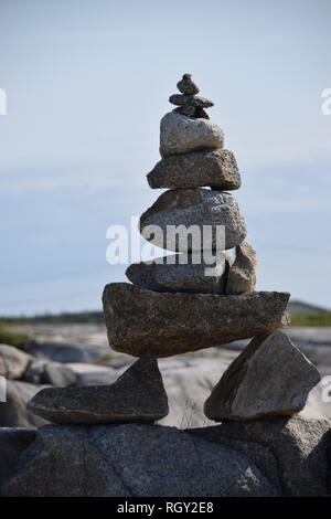Inukshuk mit dem Himmel im Hintergrund Stockfoto