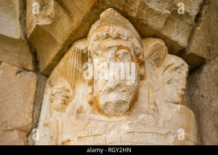 Detailansicht eines Knauf der romanischen Ermita San Pantaleón de Losa Hermitage (Valle de Losa, Las Merindades, Burgos, Kastilien und León, Spanien) Stockfoto