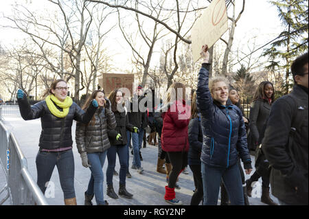 Studenten für Waffenbesitz Kundgebung am Rathaus in Manhattan, am 4. Februar 2013. Schüler aus der Dalton School inszenierte die anti-gun Protest Stockfoto