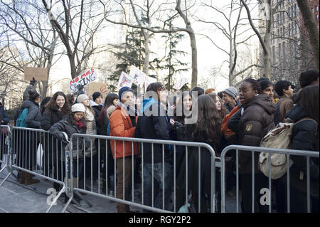 Studenten für Waffenbesitz Kundgebung am Rathaus in Manhattan, am 4. Februar 2013. Schüler aus der Dalton School inszenierte die anti-gun Protest Stockfoto