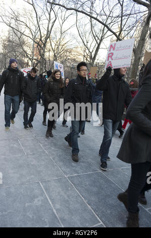 Studenten für Waffenbesitz Kundgebung am Rathaus in Manhattan, am 4. Februar 2013. Schüler aus der Dalton School inszenierte die anti-gun Protest Stockfoto