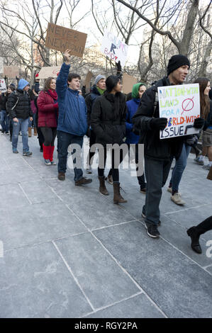 Studenten für Waffenbesitz Kundgebung am Rathaus in Manhattan, am 4. Februar 2013. Schüler aus der Dalton School inszenierte die anti-gun Protest Stockfoto