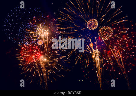 Rot, Orange, Blau und Gelb Feuerwerk auf schwarzem Hintergrund. Stockfoto