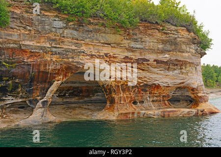 Bunte Sandstein auf einem Erodierten Klippe in die dargestellten Felsen National Lakeshore in Michigan Stockfoto