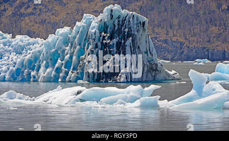 Bunte Schmutziges Eis auf einem Grauen See im Torres del Paine Nationalpark in den Patagonischen Anden von Chile Stockfoto