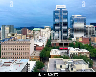 Mit Blick auf die Innenstadt von Portland, Oregon von einem Hochhaus. Stockfoto