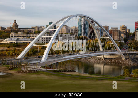 Edmonton, Alberta, Kanada - 25. September 2018: Panoramablick auf die wunderschöne, moderne Stadt an einem sonnigen Tag. Stockfoto