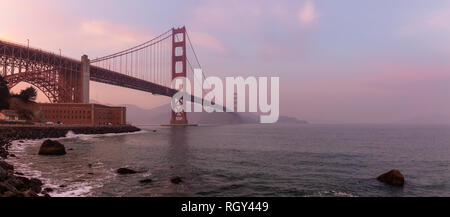 Schöne Aussicht auf die Golden Gate Bridge bei einem bewölkten Sonnenuntergang. In San Francisco, Kalifornien, USA. Stockfoto