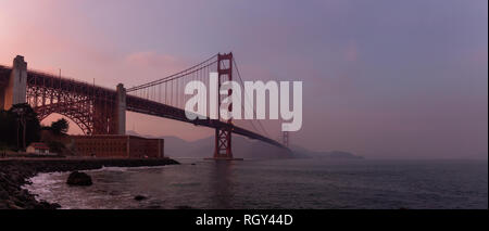 Schöne Aussicht auf die Golden Gate Bridge bei einem bewölkten Sonnenuntergang. In San Francisco, Kalifornien, USA. Stockfoto