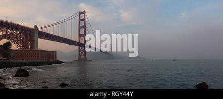 Schöne Sicht auf die Golden Gate Bridge bei einem bewölkten Sonnenuntergang. In San Francisco, Kalifornien, USA. Stockfoto