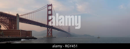 Schöne Sicht auf die Golden Gate Bridge bei einem bewölkten Sonnenuntergang. In San Francisco, Kalifornien, USA. Stockfoto