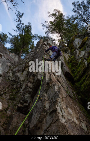 Kletterer klettern auf den Rand der Klippe. In Area 44 in der Nähe von Squamish und Whistler, nördlich von Vancouver, BC, Kanada. Stockfoto