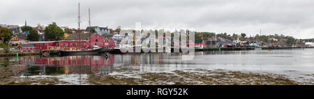 Lunenburg, Nova Scotia, Kanada - Oktober 7, 2018: Blick in den historischen Hafen am Atlantik Küste während eines bewölkten Tag. Stockfoto