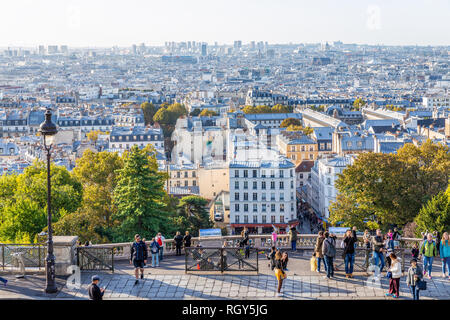 Paris, Frankreich, 29. September 2018: die Stadt Paris von Montmartre Hill, Menschen gehen um am Morgen zu sehen. Stockfoto