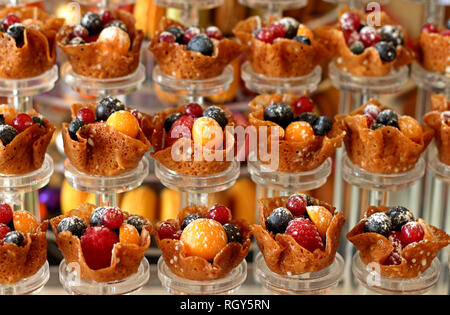 Brandy snap Cookies mit frischen Beeren Stockfoto